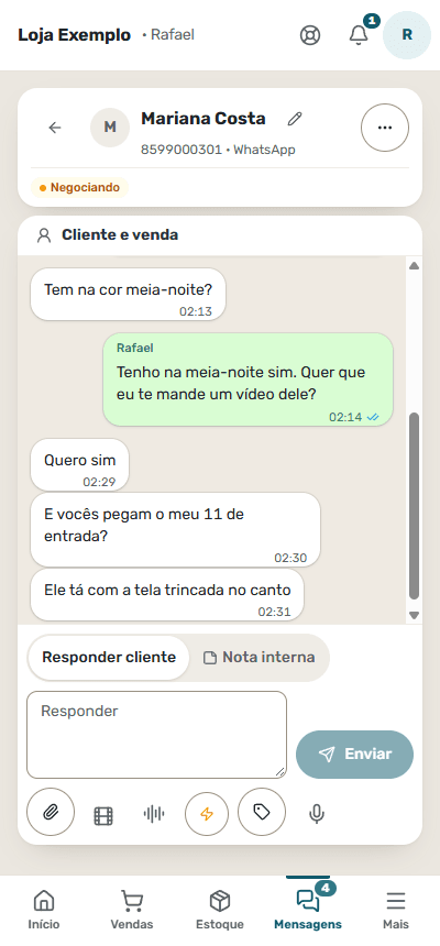 Uma conversa de WhatsApp dentro do CellPro no celular, com os botões de preço, vídeo e áudio do aparelho.